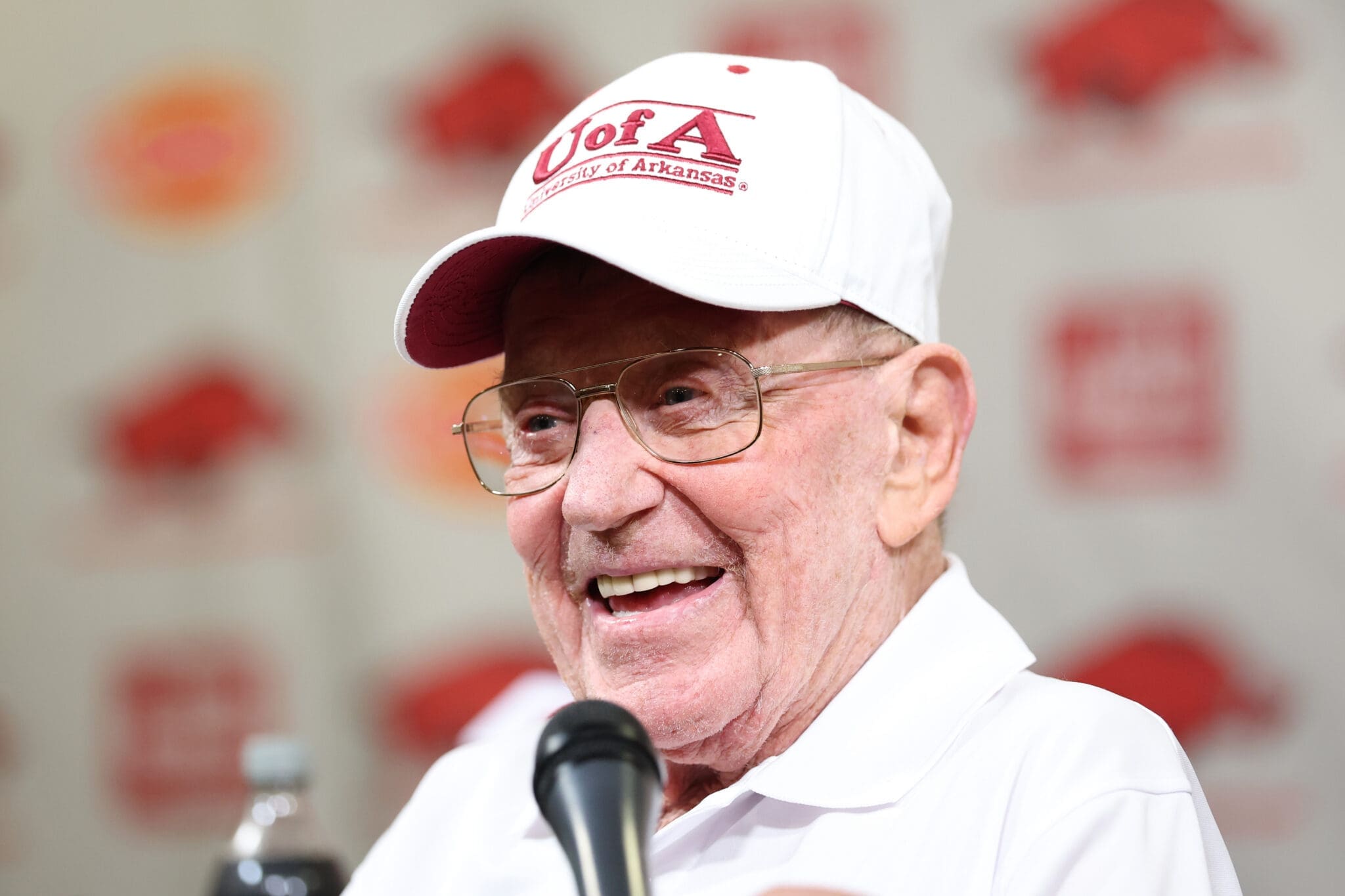 Lou Holtz with Arkansas hat on