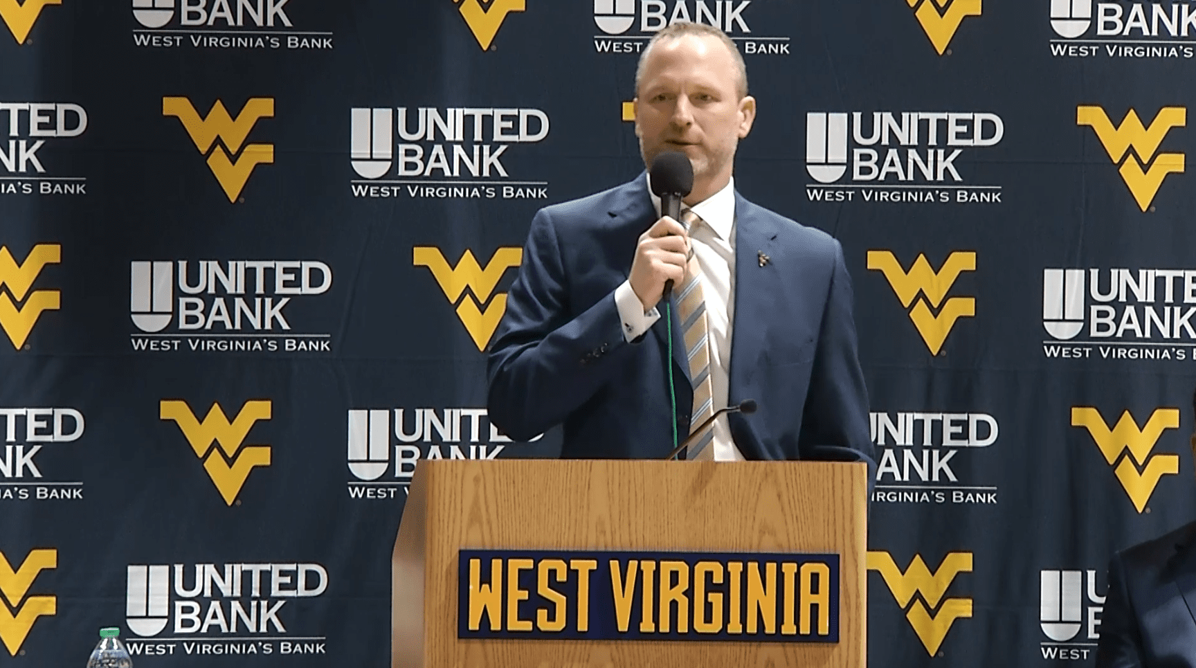 WVU Basketball HC Darian DeVries